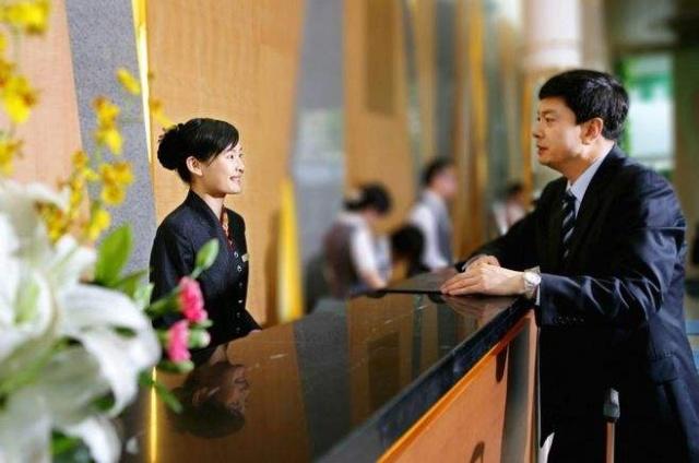 酒店前台工资不高,为啥还有很多女孩愿意做?大堂经理道出缘由